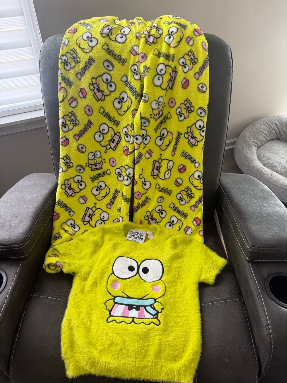 Forever 21 Kids Yellow Fuzzy Pajama Top & Matching Frog Blanket Set